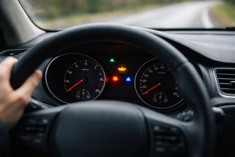 Advarselslamper i bilen: Betydning af symboler og hvad du skal gøre